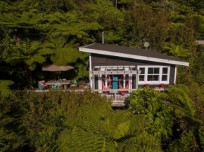 Tairua Treehouse - Tairua Holiday Home, Tairua